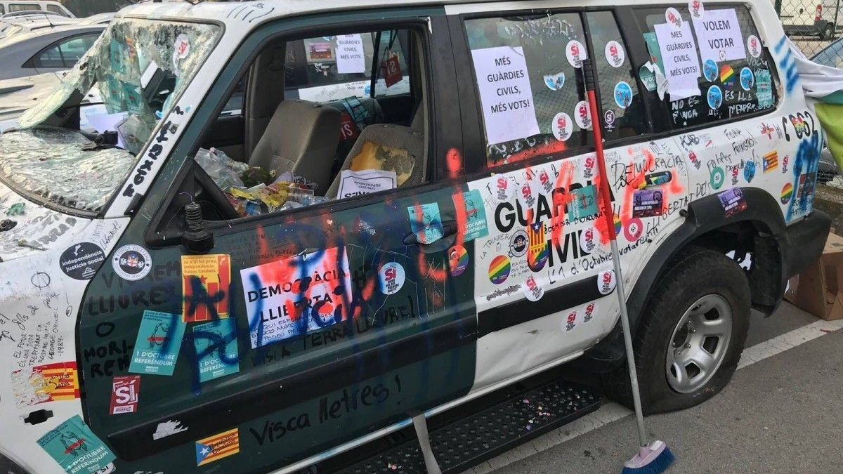 Coche de la Guardia Civil tras el ataque de los vándalos separatistas