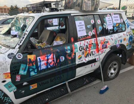 Así quedaron los coches de la Guardia Civil tras los ataques de los vándalos
