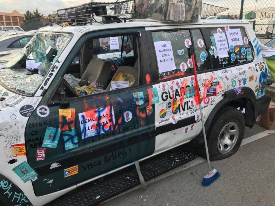 Coche de la Guardia Civil tras el ataque de los vándalos separatistas