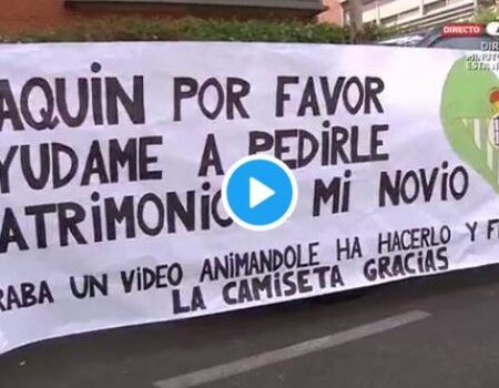 Joaquín ayuda a una aficionada bética a pedir matrimonio a su novio