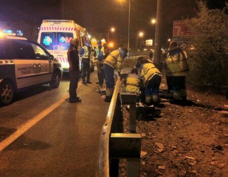 Muere un hombre al estrellarse su coche contra la valla del Charco de la Pava