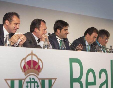 El ratio de deuda neta / ingresos relevantes del Real Betis desciende del 77% al 45%