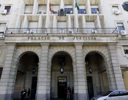 Concentración de jueces y abogados en Sevilla contra el acuerdo entre PSOE y Junts