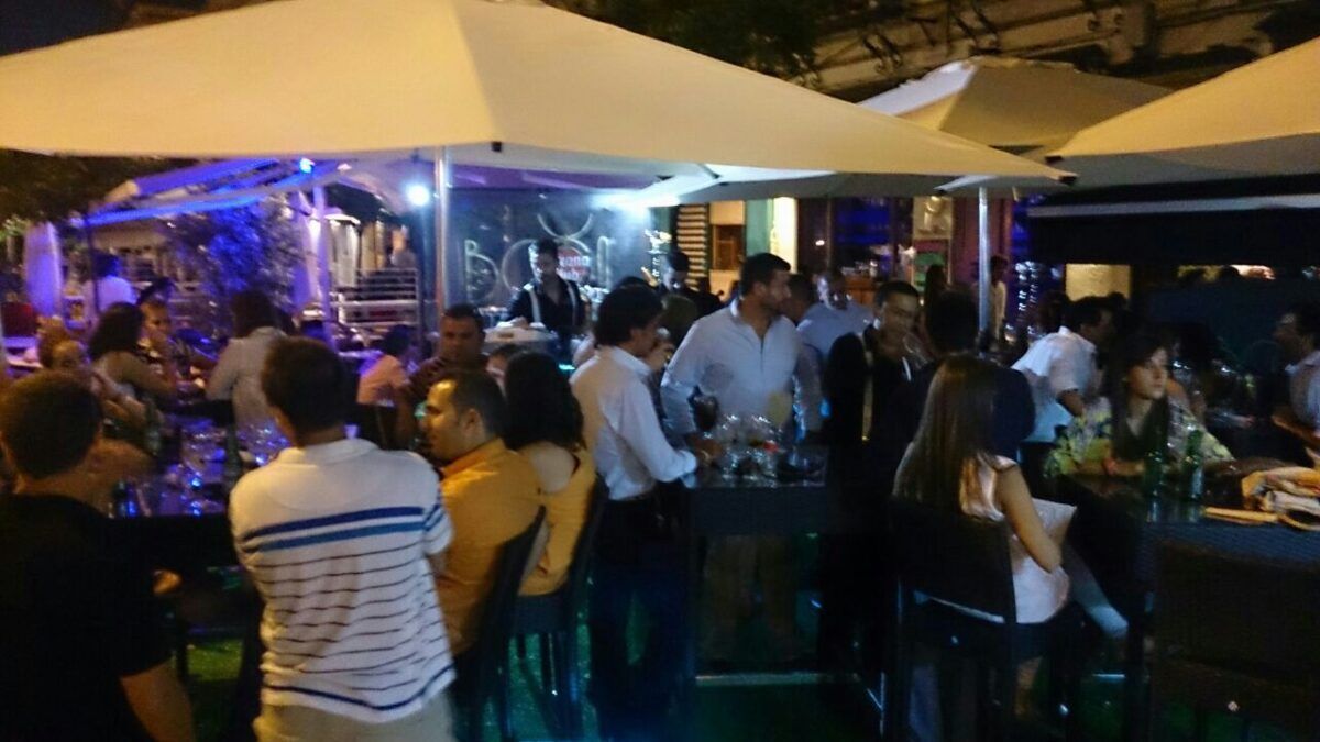 Bares de copas en el Paseo Colón de Sevilla.