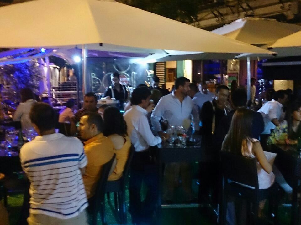 Bares de copas en el Paseo Colón de Sevilla.