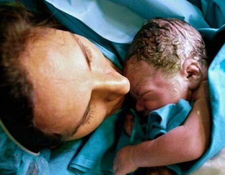 VOX Sevilla pide un programa de ayudas para fomentar la natalidadEntre 200 y 500 euros para aquellos bebés cuyos padres estén empadronados en Sevilla y ventajas fiscales para las familias numerosas