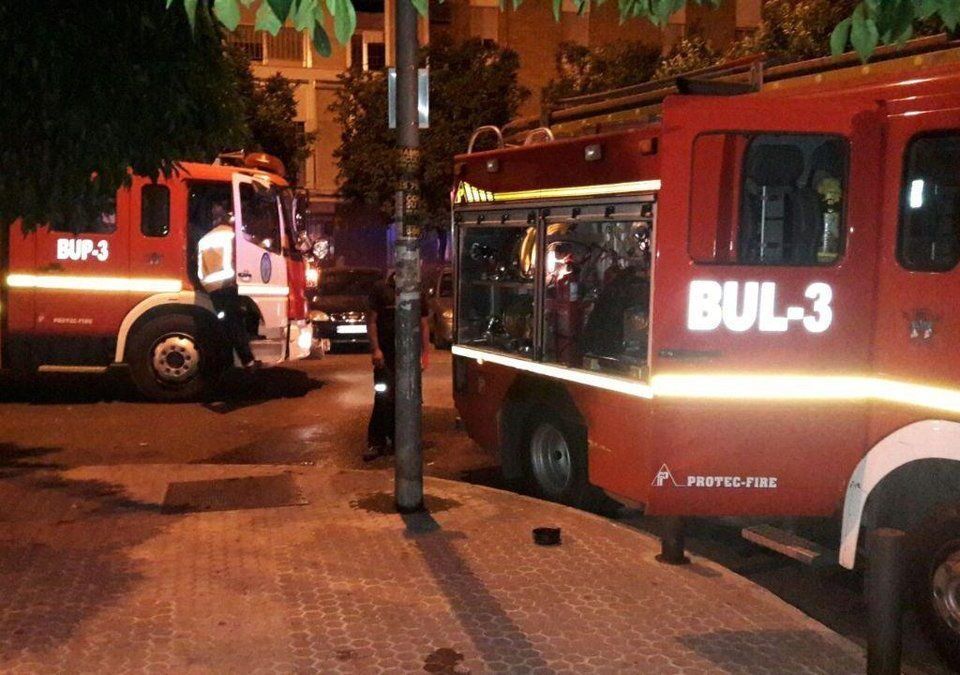 Unidades de los Bomberos, actuando en los dos edificios del Polígono Sur.