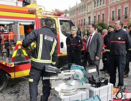 Al menos catorce vehículos de los bomberos, inutilizados