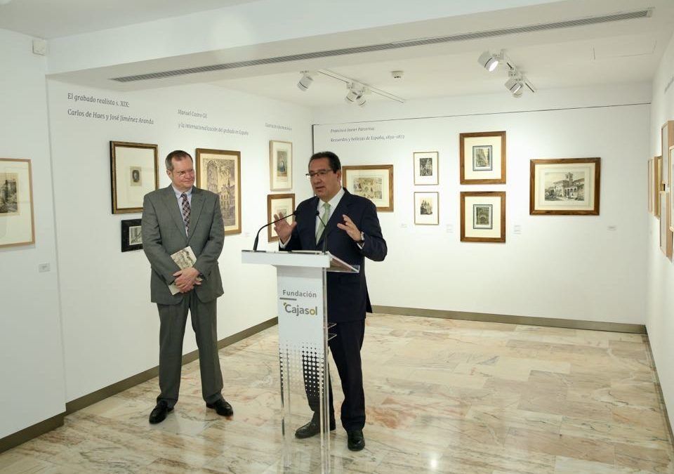 Antonio Pulido, junto a Juan Fernández Locomba, comisario de la exposición.