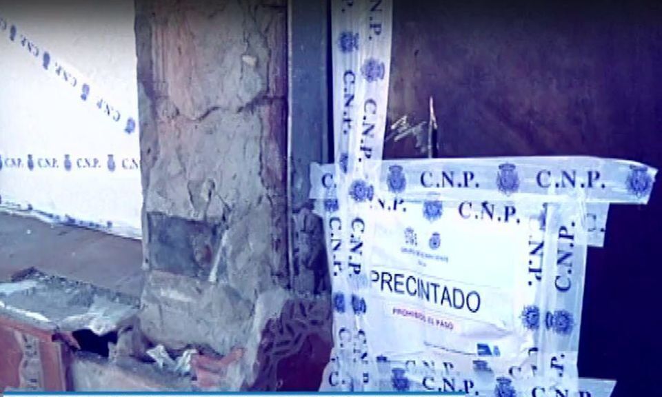 Vivienda precintada donde aparecieron los tres cadáveres.