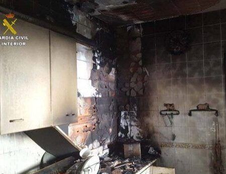 La Guardia Civil rescata con vida a una mujer del incendio de su vivienda