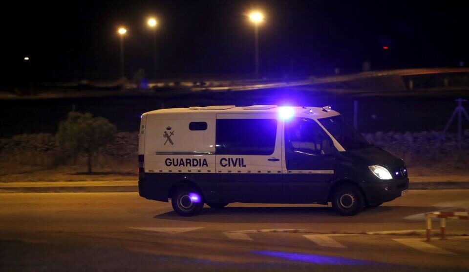Los dirigentes independentistas, en el interior del furgón de la Guardia Civil camino de Soto del Real.