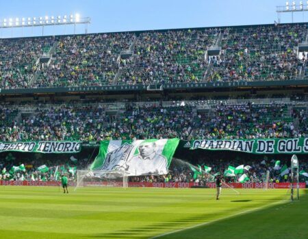 Alberto Tenorio fue homenajeado antes del partido… y luego se fue a su casa a verlo