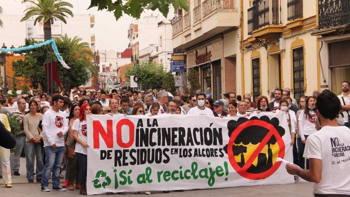 Protestas en Alcalá contra la quema de resíduos de la cementera