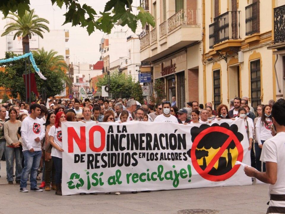 Protestas en Alcalá contra la quema de resíduos de la cementera