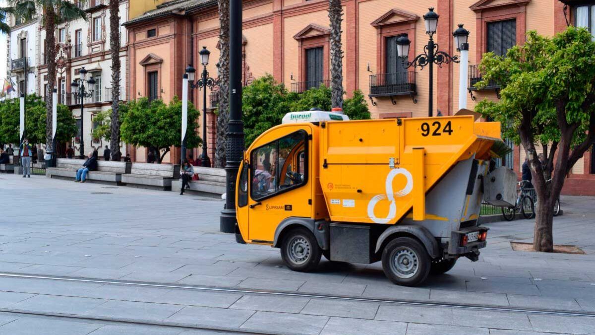 Una barredora mecánica de Lipasam, por el centro.