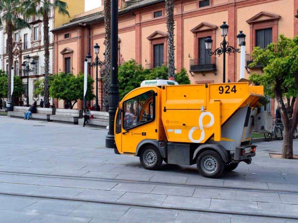 Una barredora mecánica de Lipasam, por el centro.