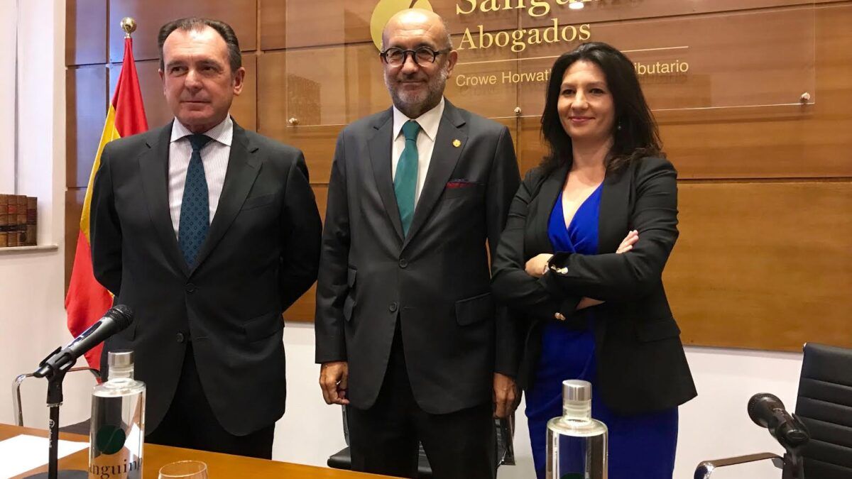 Manuel Marchena junto a Ernesto Sanguino y una de las consejeras del bufete.