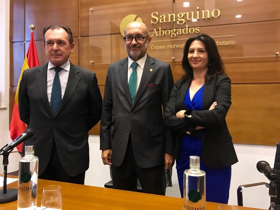 Manuel Marchena junto a Ernesto Sanguino y una de las consejeras del bufete.
