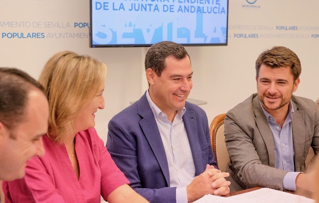 Juanma Moreno ha respaldado el trabajo del grupo municipal del PP.