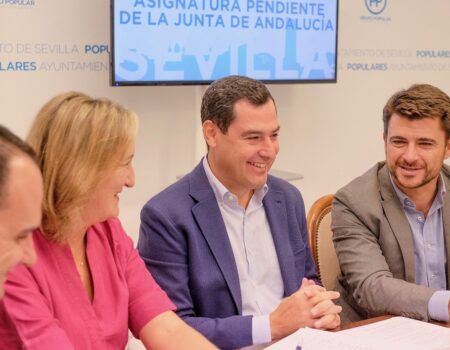 Juanma Moreno respalda la oposición del PP pero elude avalar al futuro candidato
