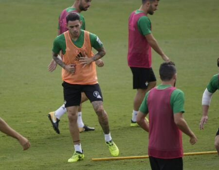 Setién ya tiene a todos los internacionales y perfila el once que opondrá al Valencia