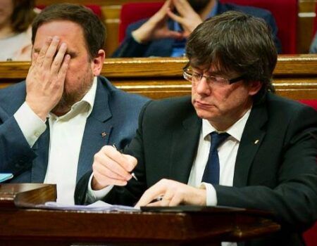Puigdemont y cinco exconsejeros huyen a Bruselas