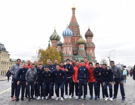 Los sevillistas pasean por la Plaza Roja de Moscú