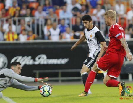 El Valencia fulmina a un Sevilla que no está para estos trotes