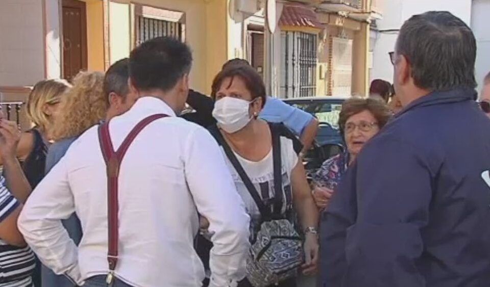 Los vecinos de Coria se protegen con mascarillas.