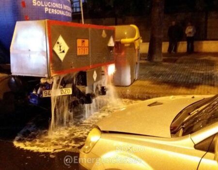 Escape de cloro por un accidente entre un camión y un coche junto al Mercantil