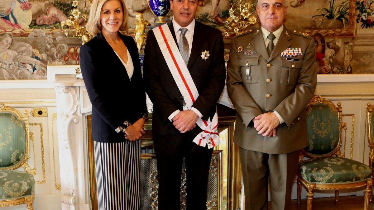 Augusto Ferrer- Dalmau, condecorado por la ministra de Defensa.