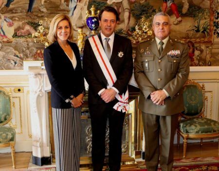 Cospedal impone la Gran Cruz del Mérito Miliar al pintor Ferrer-Dalmau