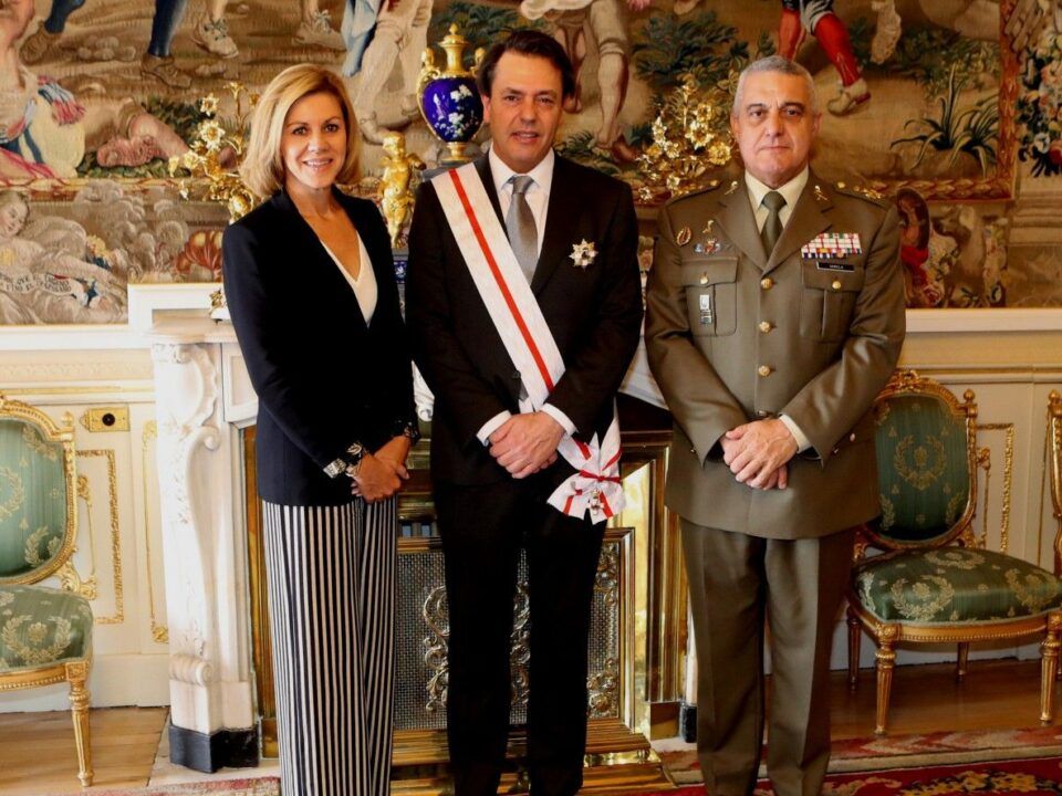 Augusto Ferrer- Dalmau, condecorado por la ministra de Defensa.
