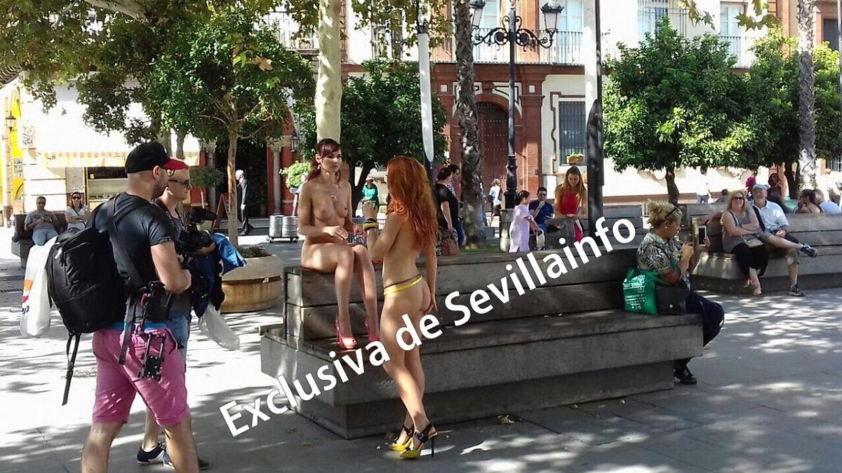 Las actrices y el equipo técnico, en un descanso del rodaje en la Puerta de Jerez.