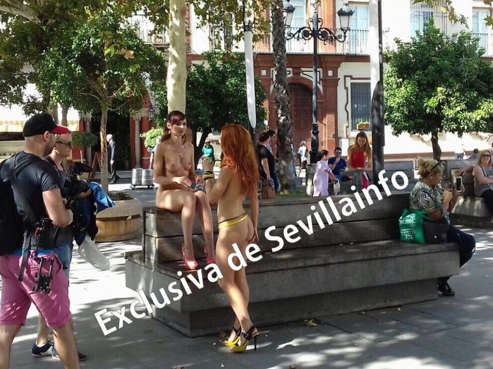 Las actrices y el equipo técnico, en un descanso del rodaje en la Puerta de Jerez.
