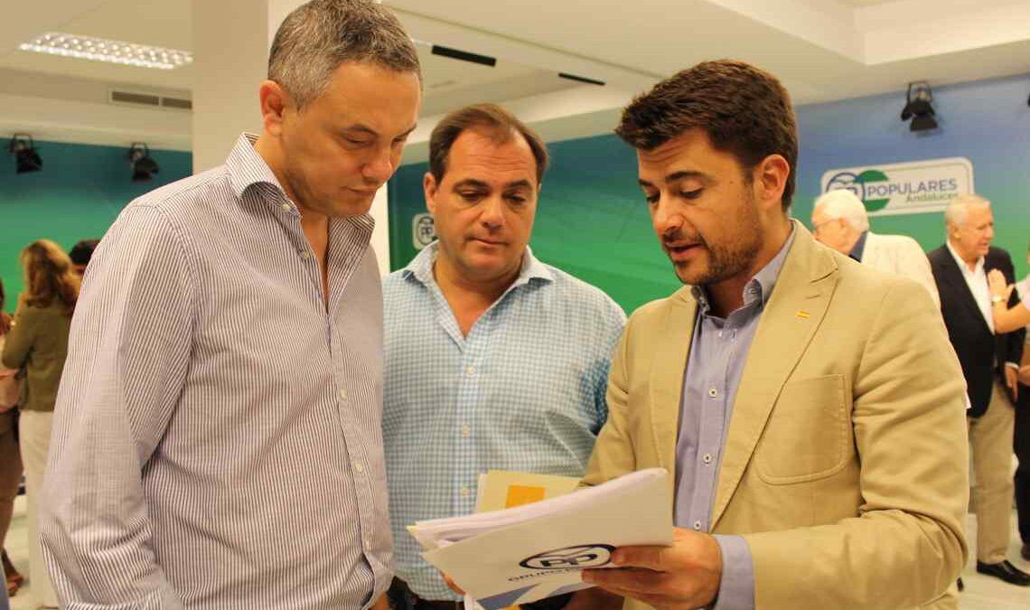 Beltrán Pérez con parte de su equipo de trabajo.