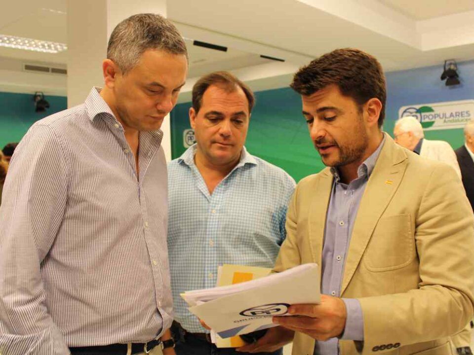 Beltrán Pérez con parte de su equipo de trabajo.