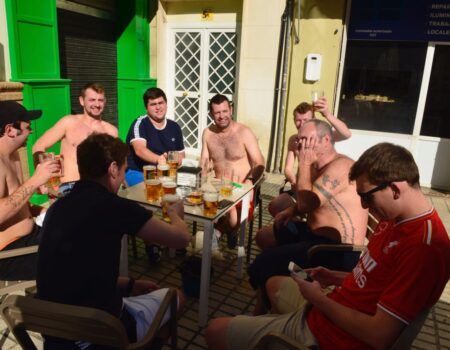 Los aficionados del Liverpool calientan motores por las calles de Sevilla