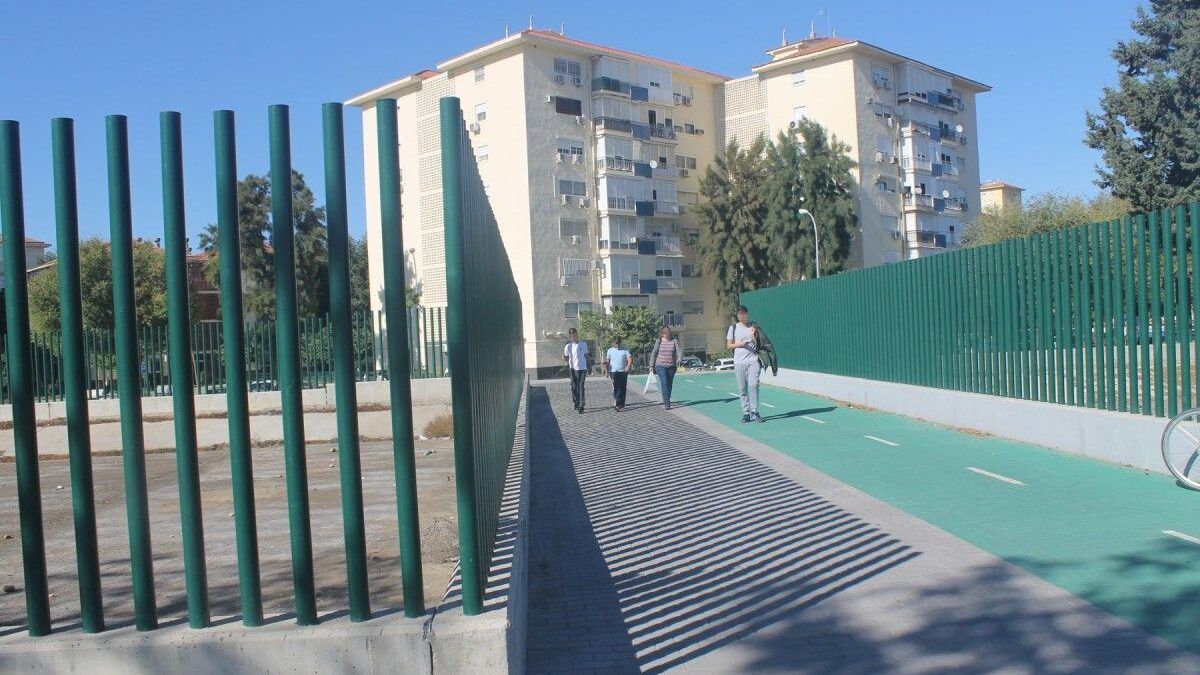 El "muro" que divide el Parque Alcosa de Sevilla Este.