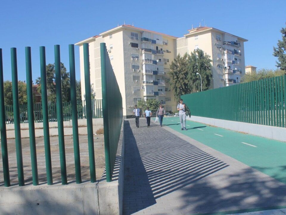 El "muro" que divide el Parque Alcosa de Sevilla Este.