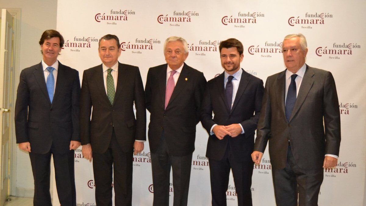 Beltrán Pérez con los organizadores del desayuno informativo y dirigentes del PP.