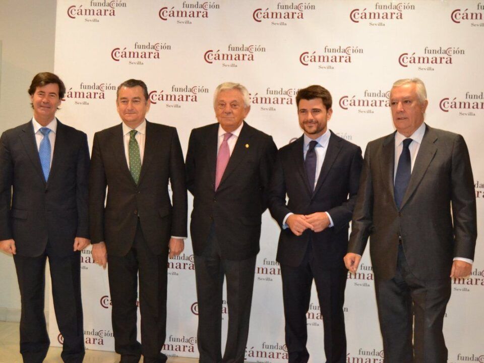 Beltrán Pérez con los organizadores del desayuno informativo y dirigentes del PP.