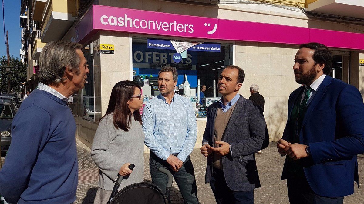 Los concejales de Ciudadanos en su encuentro con los vecinos de Eduardo Dato.