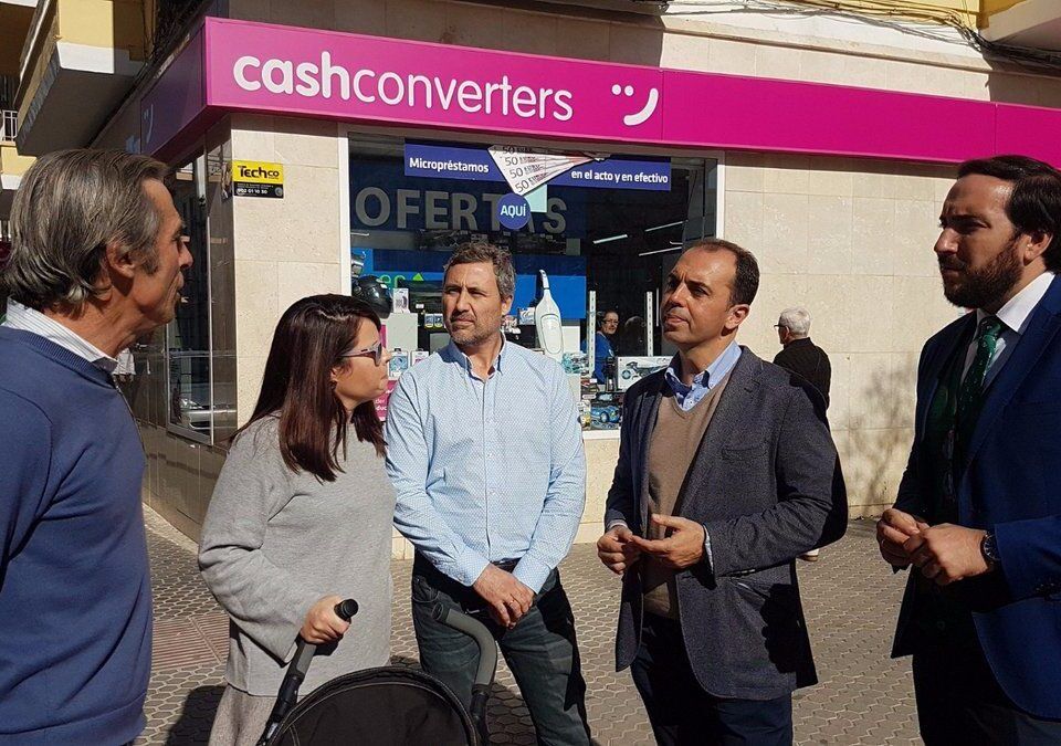 Los concejales de Ciudadanos en su encuentro con los vecinos de Eduardo Dato.