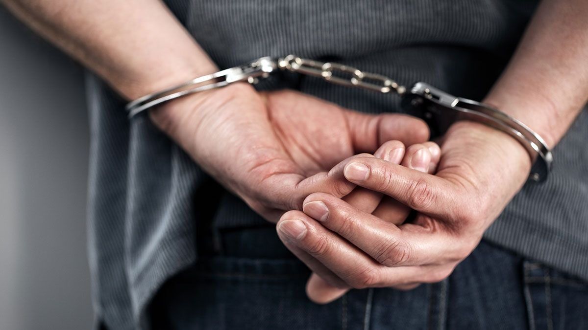 El agresor se resistió violentamente a la detención.