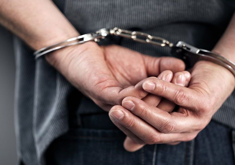 El agresor se resistió violentamente a la detención.
