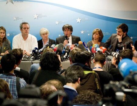 Puigdemont y sus cuatro exconsejeros prestan declaración tras entregarse