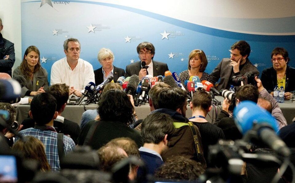 Puigdemont y cuatro de su exconsejeros en un encuentro con la prensa internacional en Bruselas.