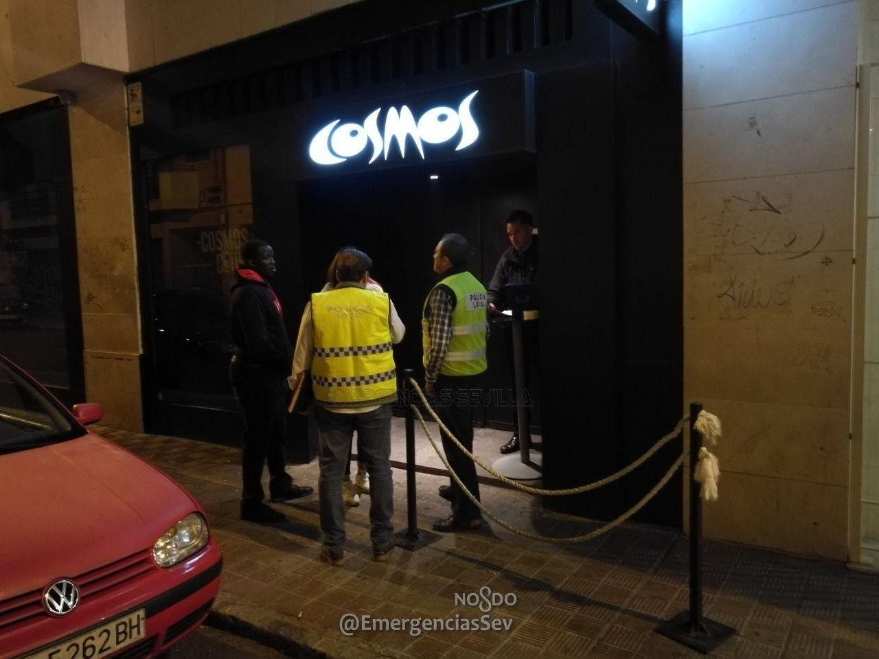 Agentes inspeccionan la discoteca Cosmos.